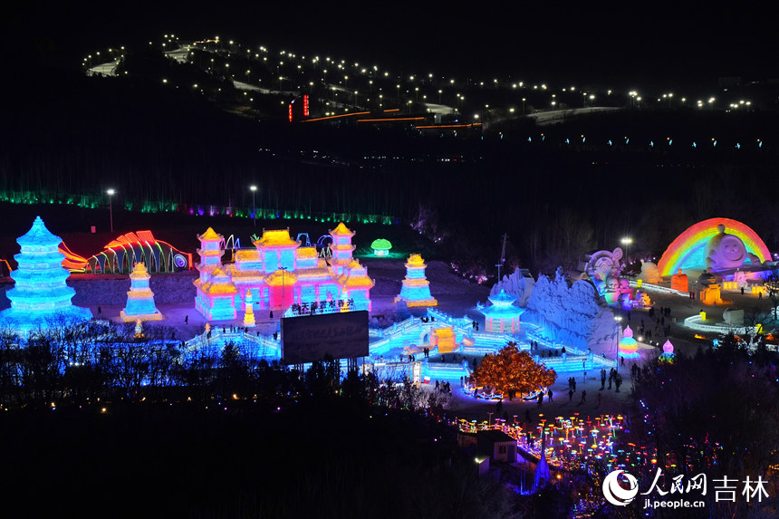 在大型主題冰雕的不遠處，滑雪場正在上演著夜滑的速度與激情。人民網記者 李洋攝