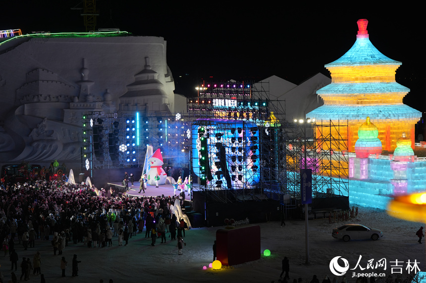 16日，長春冰雪新天地景區上演雪上蹦迪秀。人民網記者 李洋攝