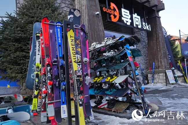 松花湖雪街展示的冰雪裝備。人民網記者 李洋攝