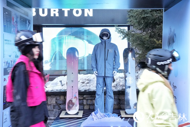 松花湖雪街展示的冰雪服飾。人民網記者 李洋攝