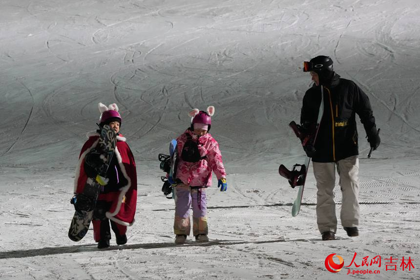 身著古風服飾的少年從滑雪場歸來。人民網記者 李洋攝