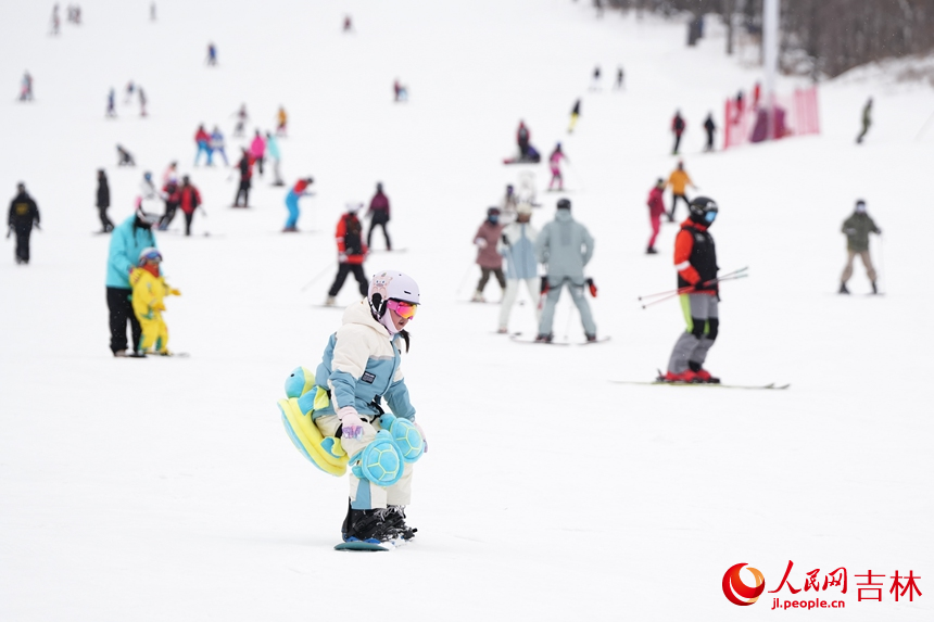小朋友們在吉林北大湖滑雪度假區暢滑粉雪。人民網記者 李洋攝