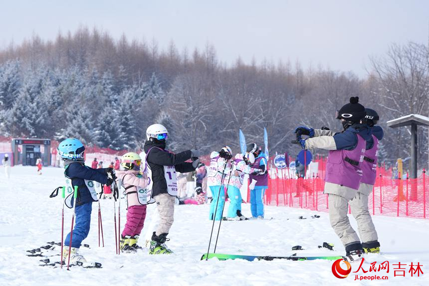 在長白山滑雪度假區，教練帶著小朋友們進行滑雪前的熱身運動。人民網記者 李洋攝