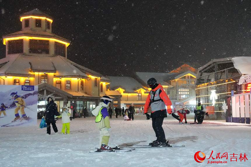 在長白山滑雪度假區，小朋友在教練的指導下穿上雪板。人民網記者 李洋攝