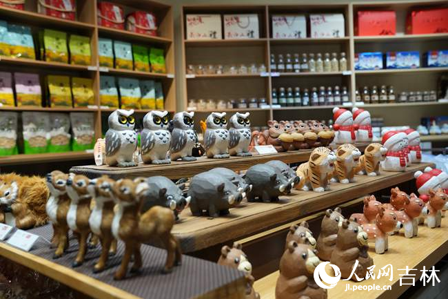 長白山雪街展示的文創產品。人民網記者 李洋攝