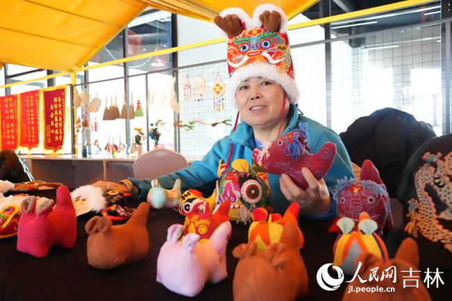 長春天定山雪街展示的非遺項目和文創產品。人民網記者 李洋攝