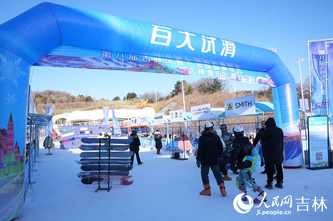 長春天定山雪街展示的非遺項目和文創產品。人民網記者 李洋攝