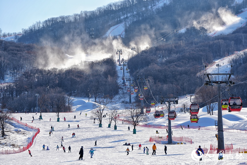 滑雪愛好者在吉林松花湖滑雪度假區滑雪（12月19日攝）。人民網記者 李洋攝