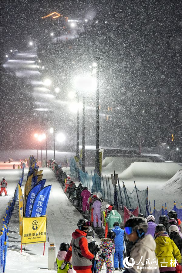 雪友們在長白山滑雪度假區夜間場次排隊等候滑雪（12月20日攝）。人民網記者 李洋攝