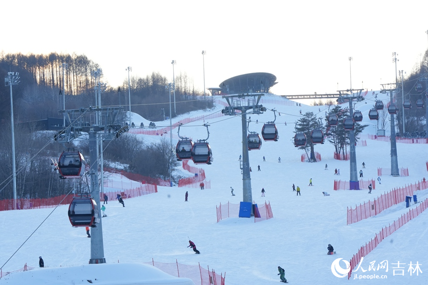在吉林通化萬峰滑雪度假區，雪友們在雪道上享受冰雪樂趣。（12月21日攝）。人民網記者 李洋攝