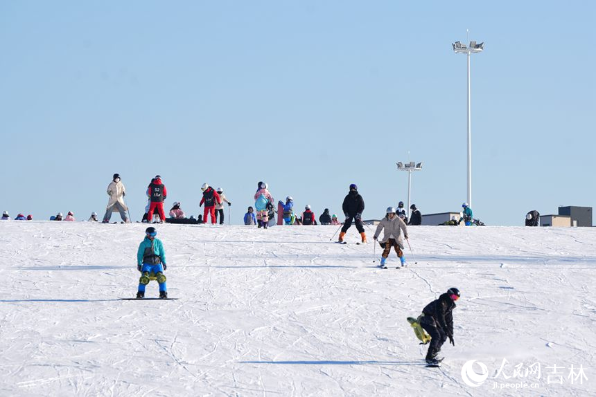 在長春天定山滑雪場，雪友們感受冰雪運動的樂趣（12月22日攝）。人民網記者 李洋攝