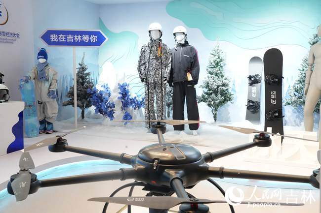 北大湖雪街展示的吉林本土冰雪裝備。人民網記者 李洋攝