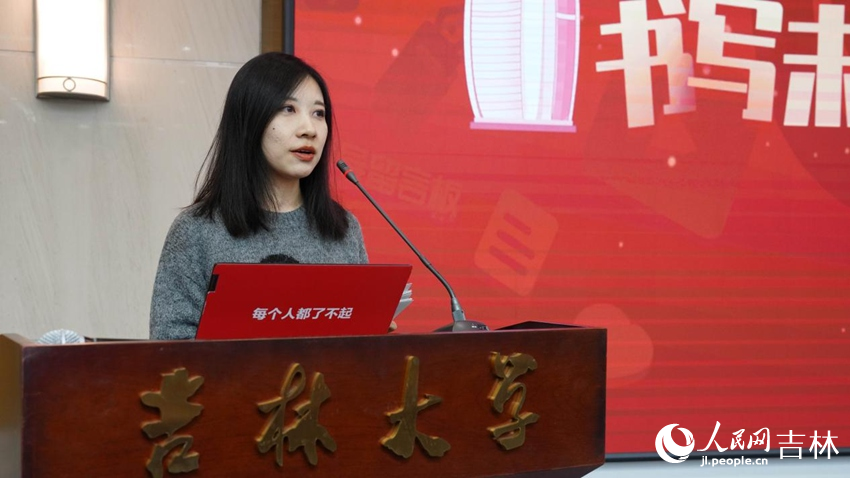 人民網人力資源部黃施施介紹招聘細則。人民網記者 李成偉攝