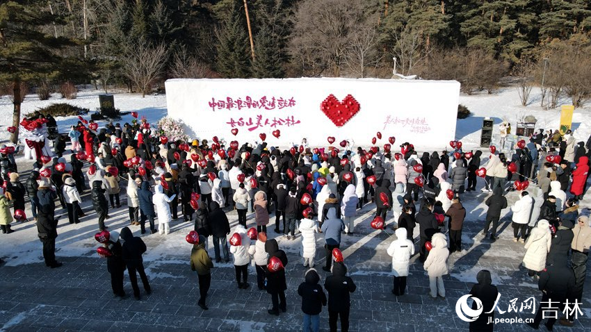 “松間戀語 情定此松”盟誓活動現場。人民網 邱茜攝