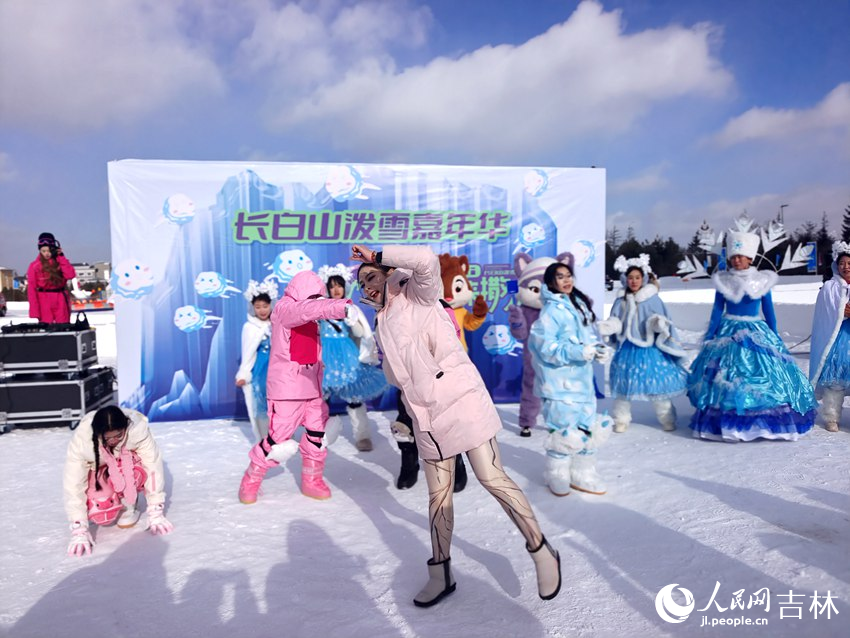 長白山潑雪嘉年華活動現場。人民網記者 關思聰攝