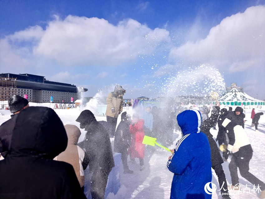 游客在雪地里盡情潑灑歡樂。人民網記者 關思聰攝