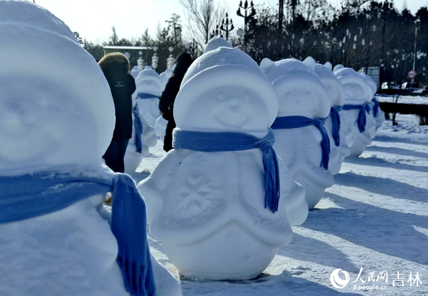 雪人軍團。人民網記者 關思聰攝