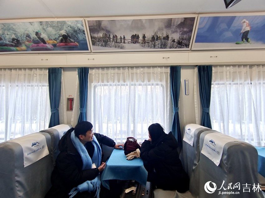 百余名嘉賓、旅客踏上了長白山“雪國專列”。人民網記者 關思聰攝