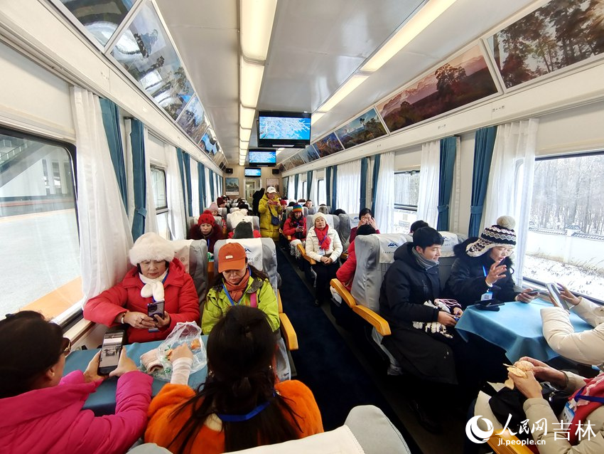 百余名嘉賓、旅客踏上了長白山“雪國專列”。人民網記者 關思聰攝