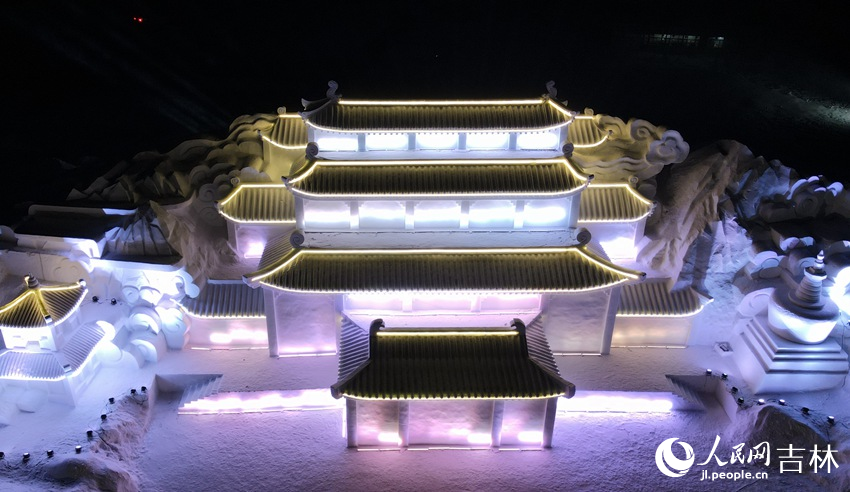 夜景下的“云頂天宮”。人民網 邱茜攝