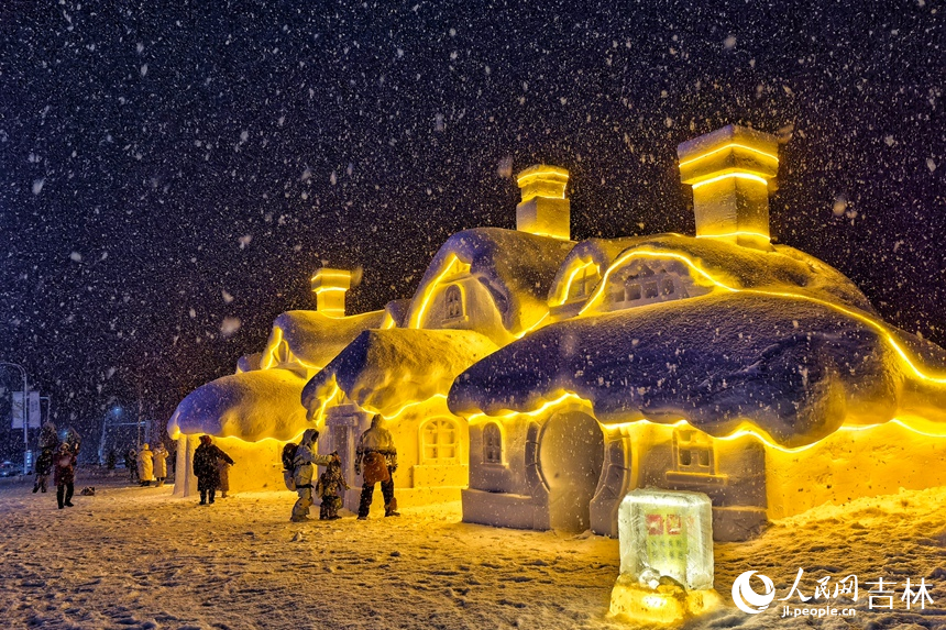 在長白山滑雪度假區，大型雪屋雕塑在夜晚的燈光照射下宛如童話世界。人民網記者 李洋攝