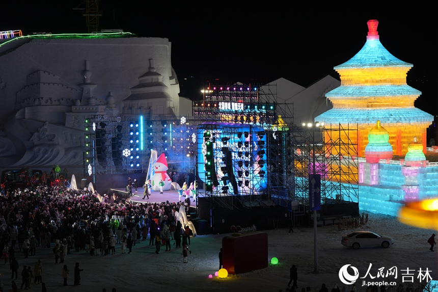夜幕降臨，長春冰雪新天地景區流光溢彩，吸引著全國各地的游客紛紛前來打卡。人民網記者 李洋攝