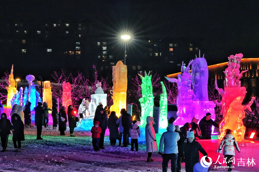 在長春市雕塑公園，造型精美的冰雕藝術吸引了大批游客前來觀賞。人民網記者 李洋攝