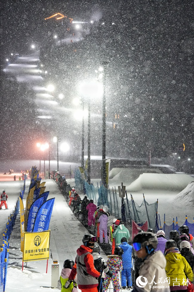 滑雪愛好者在長白山滑雪度假區夜間場次排隊等候滑雪。人民網記者 李洋攝