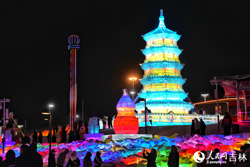 12月29日，“冰雪吉林 魅力遼源”第四屆遼源冰雪季拉開帷幕，60余組冰雪雕亮相。人民網記者 李洋攝
