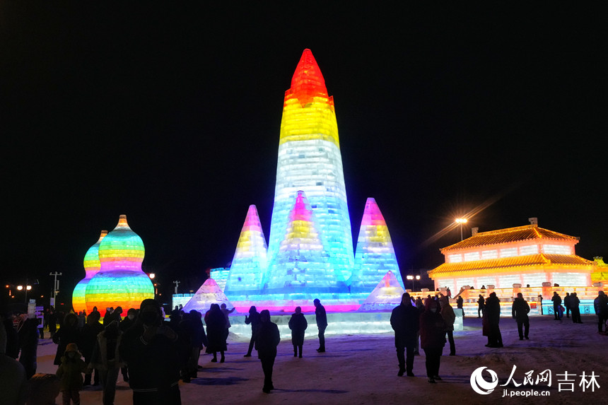 12月29日，“冰雪吉林 魅力遼源”第四屆遼源冰雪季拉開帷幕，60余組冰雪雕亮相。人民網記者 李洋攝