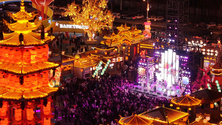 活動當晚，景區內的冰雪街區熱鬧非凡，上演了一項項精彩紛呈的互動節目。（遼源市委宣傳部供圖）