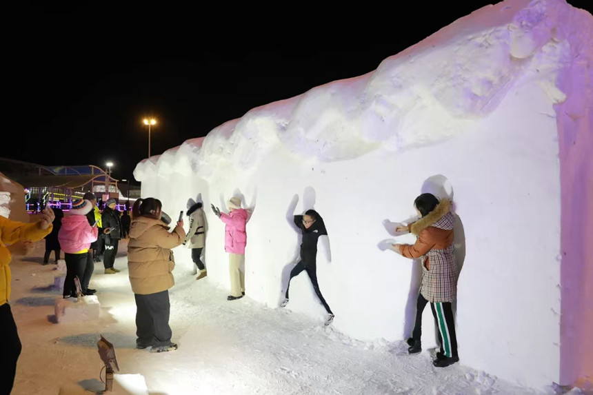游客在冰雪樂園中感受冰雪樂趣。（遼源市委宣傳部供圖）