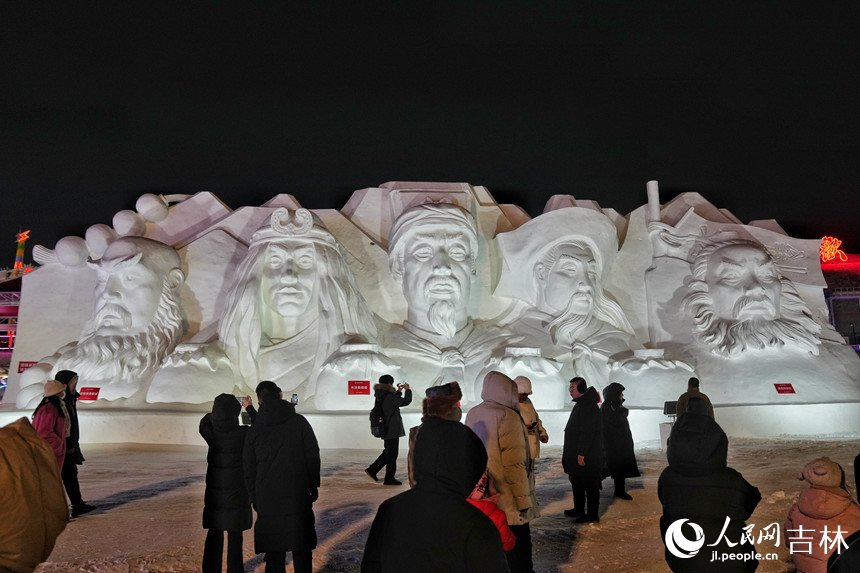 今年雪季，遼源市在冰雪雕設計中，融入了四大名著《水滸傳》主題IP，為觀眾朋友們再現經典。人民網記者 李洋攝