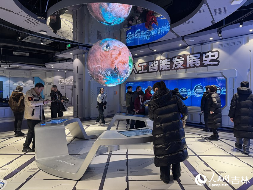 時空旅程通過科技手段展示人工智能發展史。人民網記者 李思玥攝