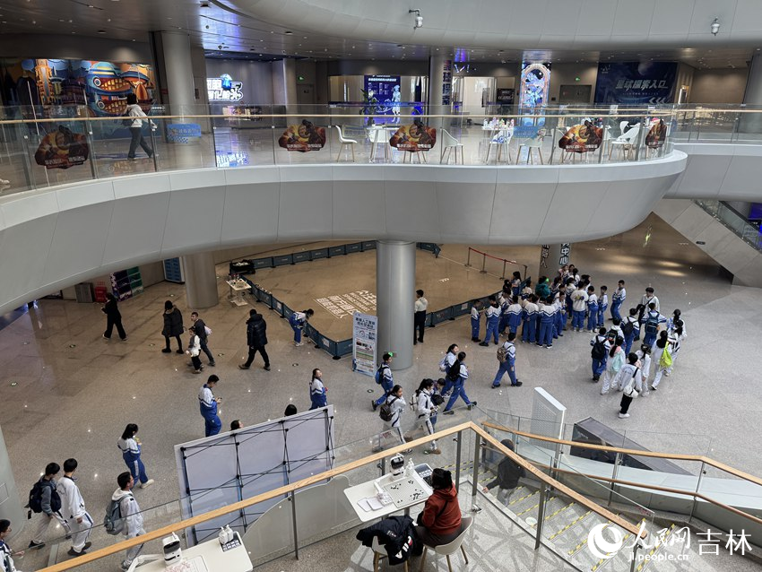小朋友們來到時空旅程開展研學活動，領略人工智能科技的神奇魅力。人民網記者 李思玥攝