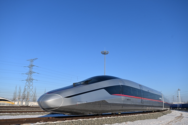 CR450BF動車組在中車長客股份公司進行調試。（中車長春軌道客車股份有限公司供圖 李顏君攝）