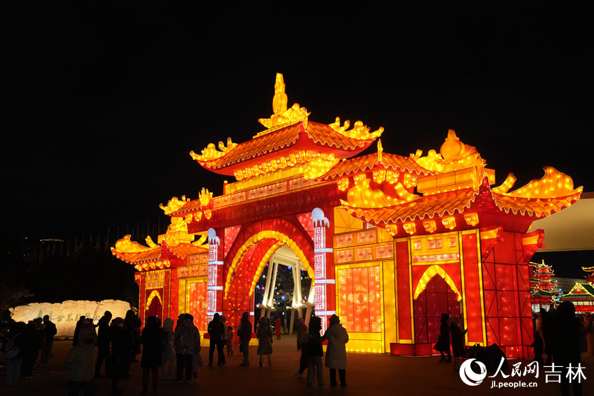 長春世界雕塑園的國潮不夜城景區。人民網記者 李洋攝