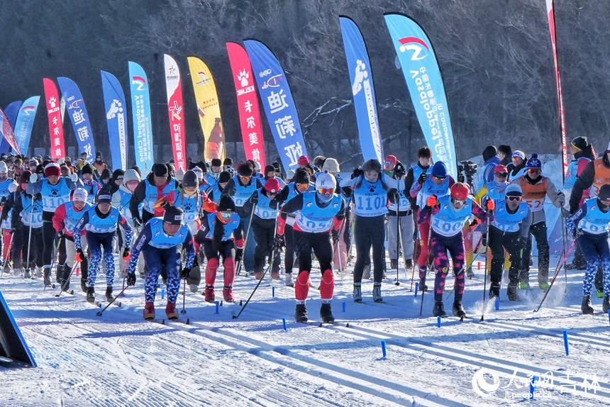 大眾6公里組別吸引了大批滑雪愛好者參與。人民網記者 李洋攝