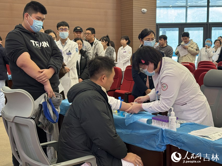 吉林省中醫藥科學院組織醫護人員參加無償獻血活動。人民網記者 李思玥攝