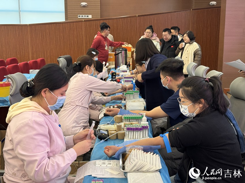 醫護人員正在為無償獻血者采血。人民網記者 李思玥攝