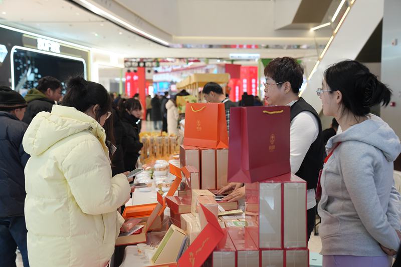 游客在人參展區購買人參產品。