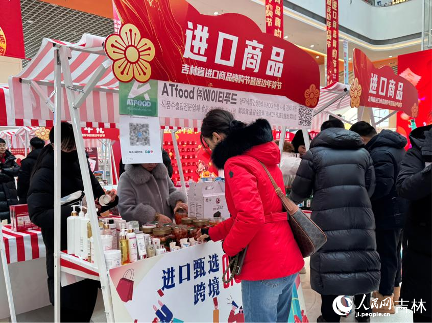 來自世界各地的進口商品吸引市民們挑選購買。人民網記者 李思玥攝