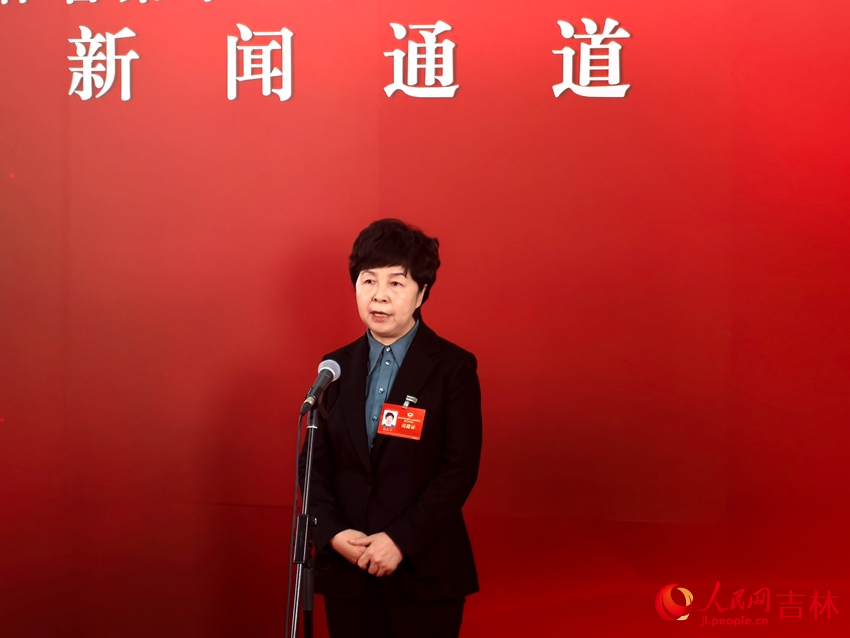 吉林省政協委員、遼源市第五中學黨委書記崔金華。人民網記者 關思聰攝