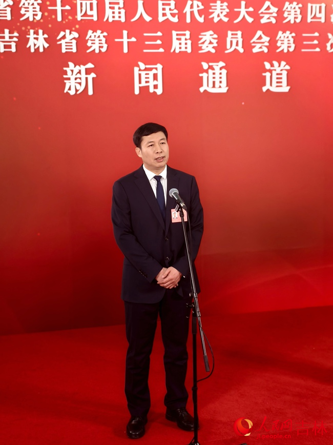 吉林省政協委員、吉林化纖集團有限責任公司總經理、黨委副書記徐佳威。人民網記者 關思聰攝