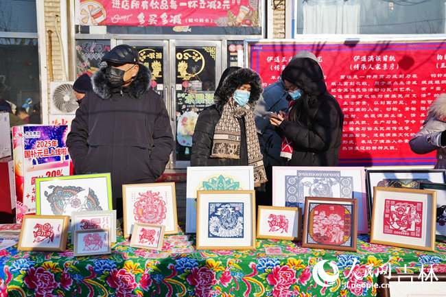 大集上的伊通滿族剪紙。人民網記者 李洋攝