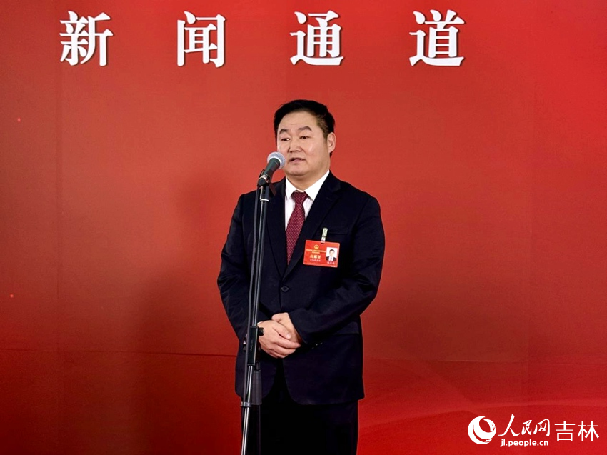 吉林省人大代表、吉林老爺嶺農業集團有限公司董事長馮其永走上新聞通道，接受記者采訪。人民網記者 李思玥攝
