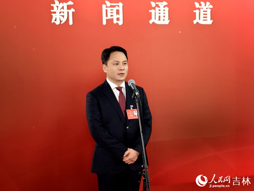 吉林省人大代表、中共臨江市委書記王大泉接受記者采訪。人民網記者 關思聰攝