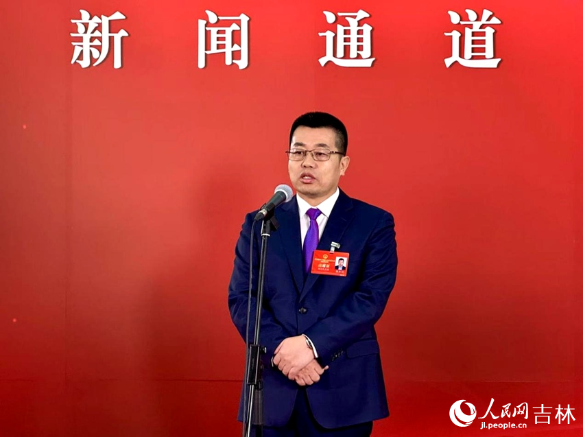 吉林省人大代表、吉林省中佰文化旅游投資有限公司董事長陳加利接受采訪。人民網記者 李思玥攝
