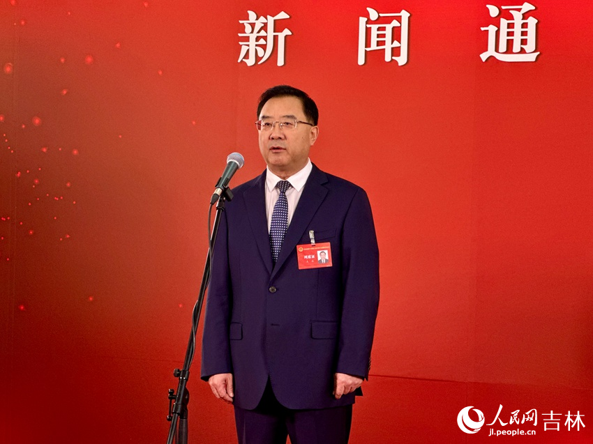 吉林省人力資源和社會保障廳黨組書記、廳長王冰。人民網記者 李思玥攝