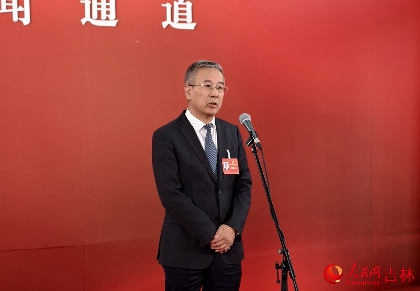 吉林省發展和改革委員會黨組書記、主任張志新接受媒體提問。人民網記者 關思聰攝